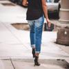 Eine Frau in modischen und retro Skinny Jeans