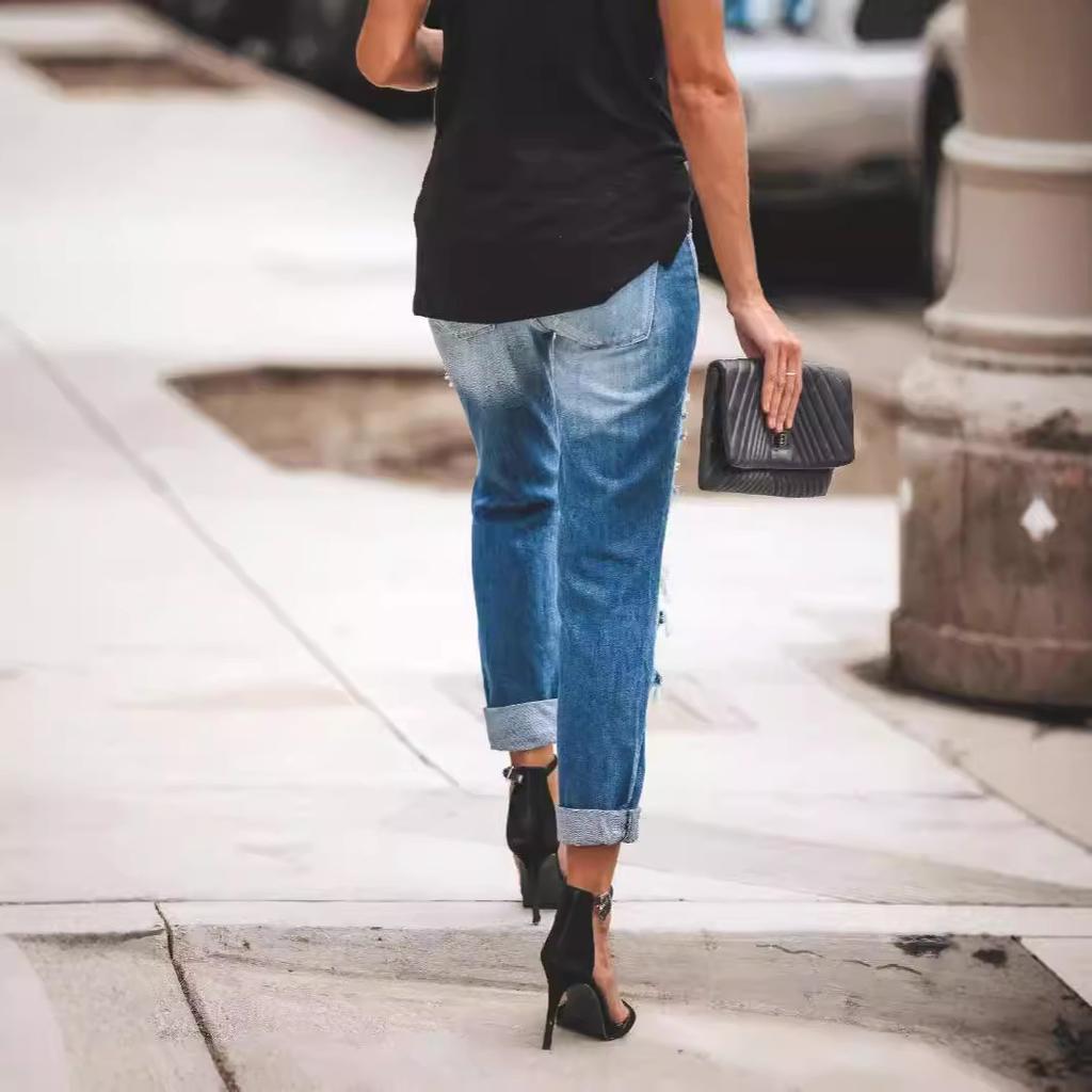 Eine Frau in modischen und retro Skinny Jeans