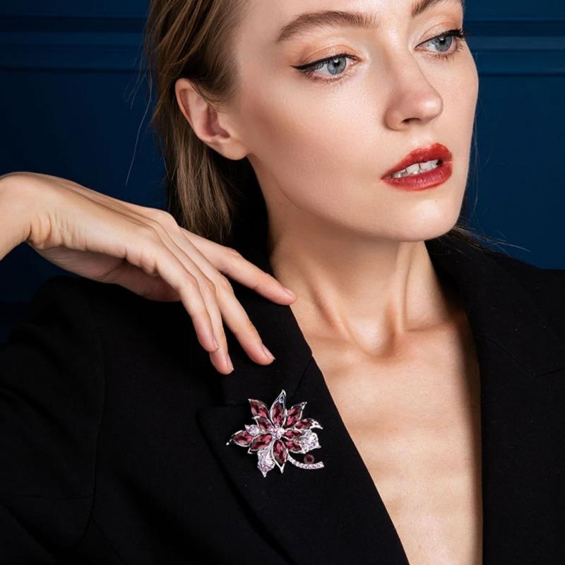 Elegant Hibiscus Flower Brooch, High-end Women's Retro Crystal Flower Brooch, Niche Design Sense Brooch