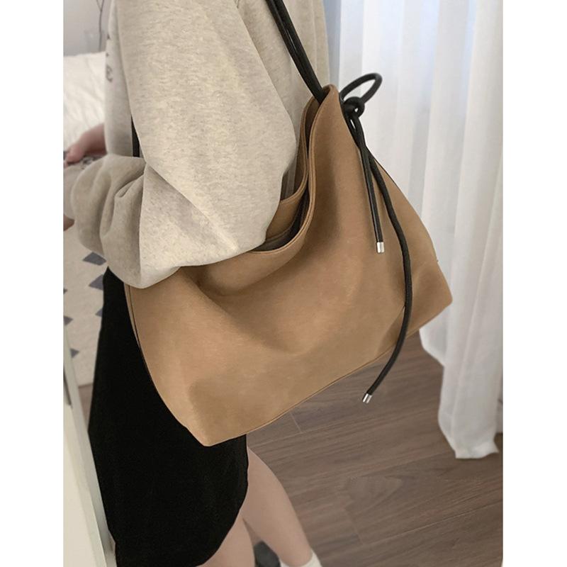 Autumn and Winter Large Capacity Bag for Women New Retro PU Matte Water Bucket Bag Niche Design Shoulder Bag Tote Bag