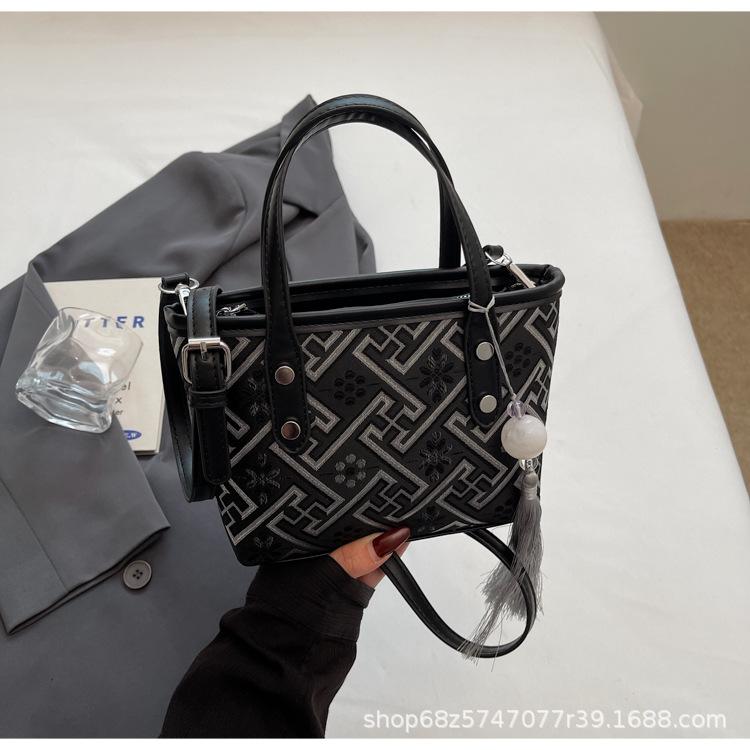 Niche design small bag women's 2025 new foreign style fashion portable bucket cloth bag women's commuter shoulder messenger bag