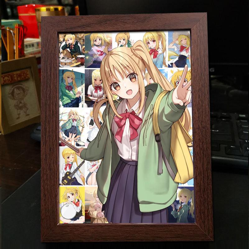 

Украшение фоторамки Bocchi the Rock с изображением Ямады Рё, Гото Томо, Ниджики Хиды и Кита Икуё — готовая подставка для фотографий в подарок Ljichi Nijika