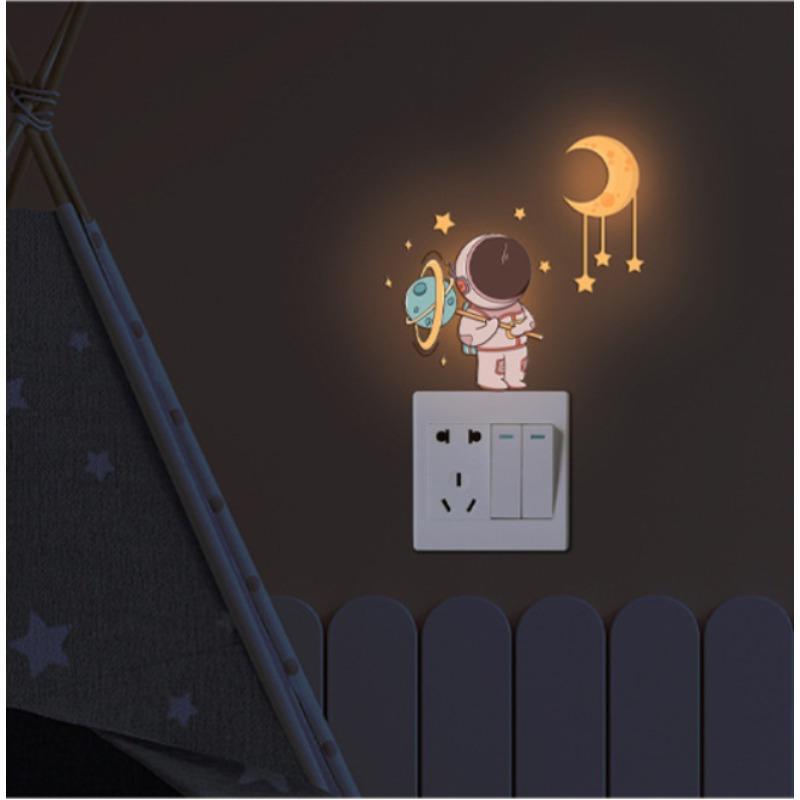 1 STÜCK Leuchtende Astronaut Sterne Mond Schalteraufkleber Dekorative Wandaufkleber Wohnzimmer Schlafzimmer Selbstklebende Aufkleber