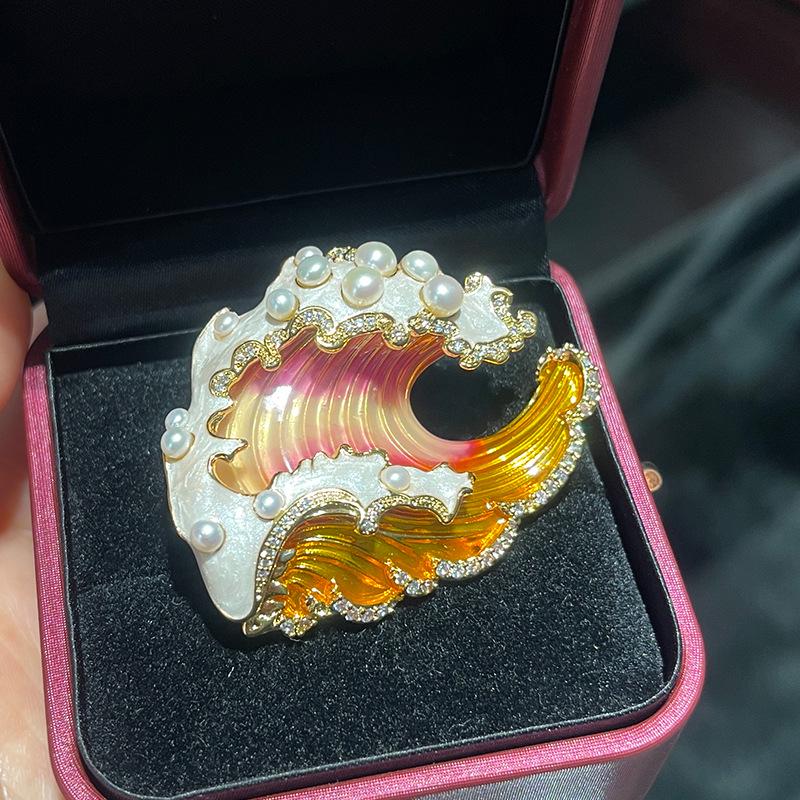 Bo Xin Yun Island Souvenir: Copper Zirconia Wave Brooch - Personalized Creative Design Gift