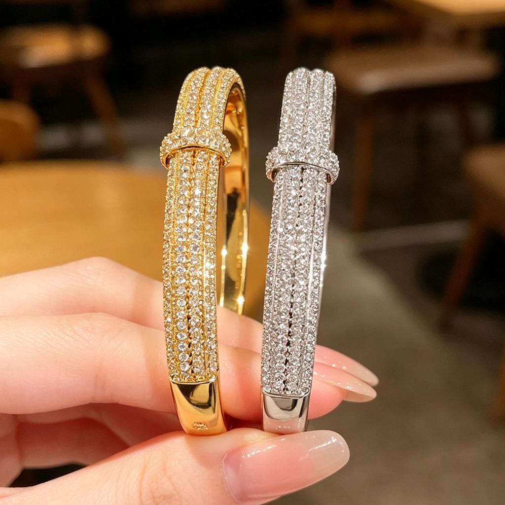 Elegante Braccialetto con Diamanti di Cristallo: Bicolore Oro e Argento, Lusso Leggero, Design Versatile