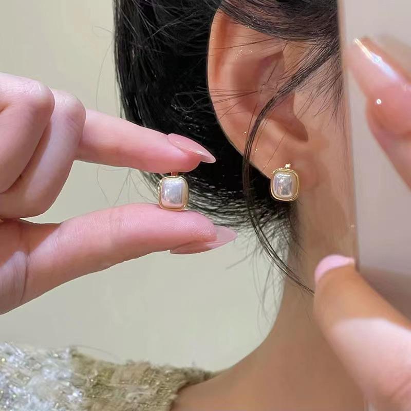 French Retro Pearl Earrings: Elegant, Versatile Fashion for Women. Luxurious, Simple, Niche Design.