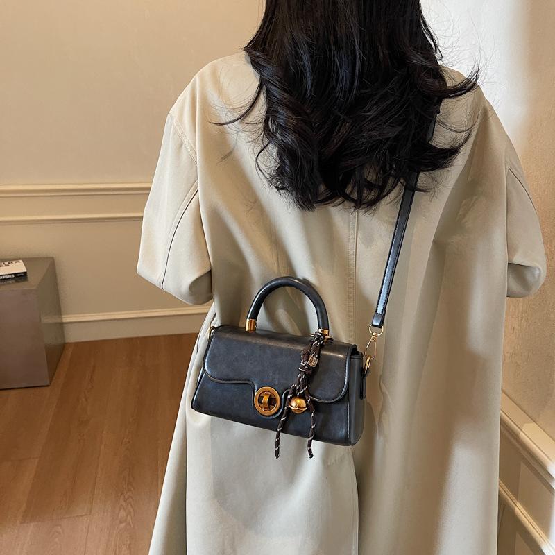 High-end fashion handbag women's 2025 new autumn and winter retro casual small square bag niche design shoulder bag