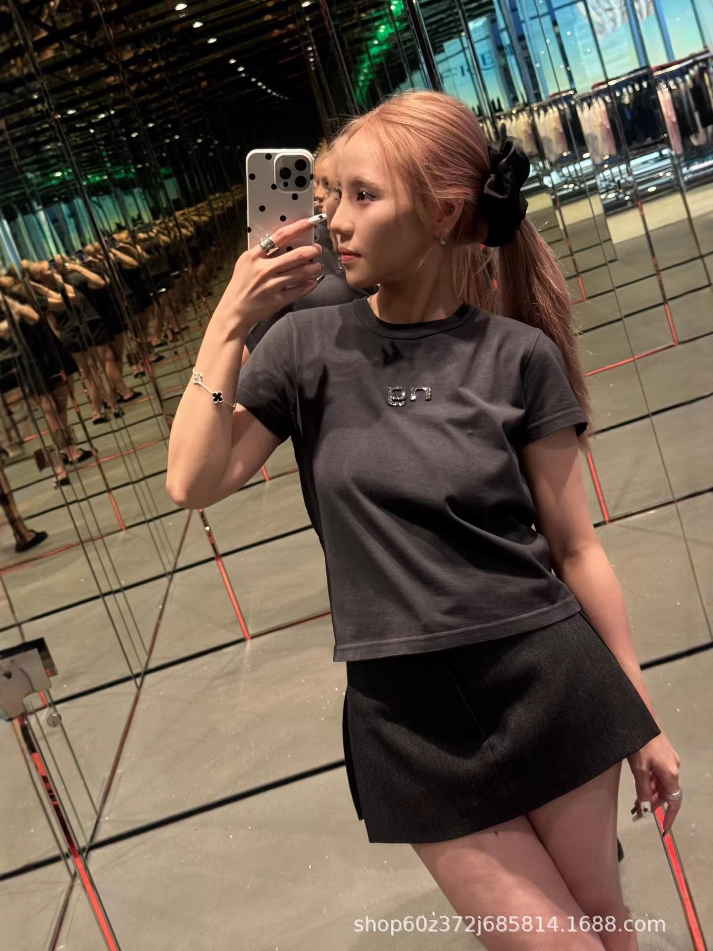 

2026 Spring Niche Design Distressed Color Rhinestone Letter Round Neck Short Sleeve Women s Top Small