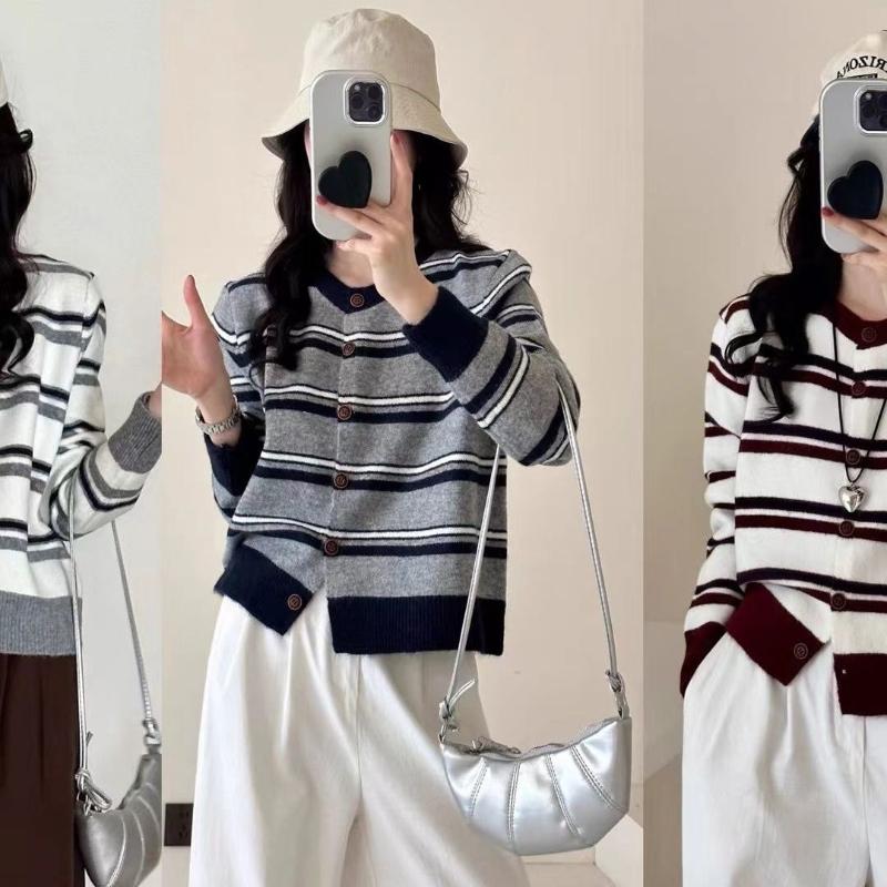 The New Autumn and Winter Color-blocking Striped Loose and Laid-back Coat and Knitted Cardigan Top Are Versatile and Slimming for Women