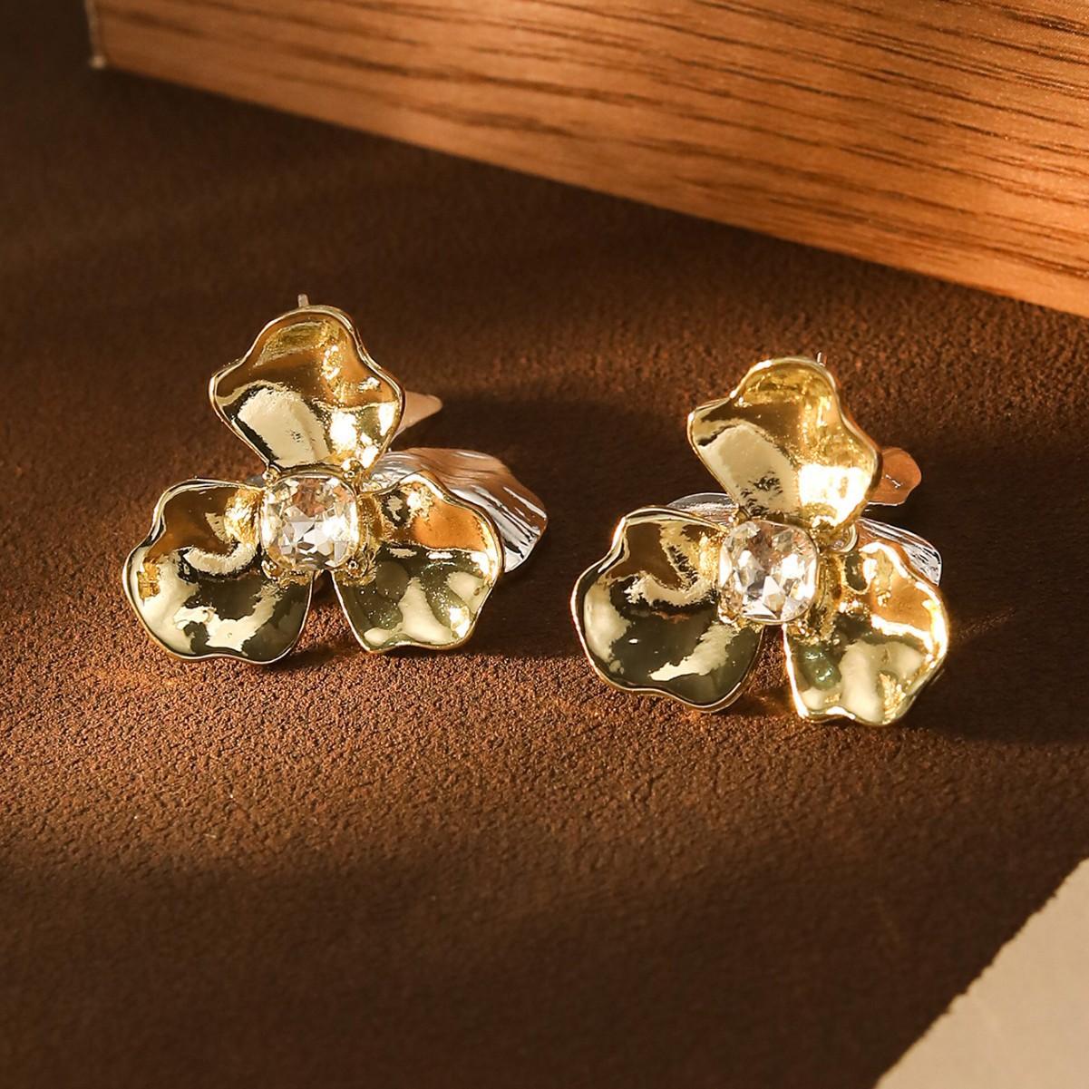 

Retro Metal Stud Earrings Silver Needles Medieval Three-Dimensional Flower Earrings Temperament Light Luxury Earrings Supply