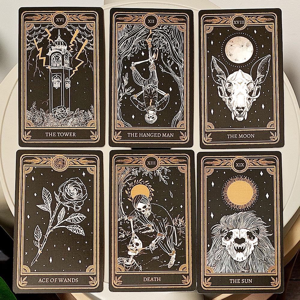 Il Mazzo di Tarocchi della Calendula: 78 Pezzi Carte Radicate nella Vita, Morte e Oro, 12*7cm Confezionate in Scatola Rigida (Cartoncino a doppia goffratura))
