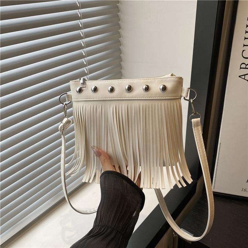 

Сумка-тоут с кисточкой, большой вместимости, с заклепками, новая популярная сумка через плечо белый