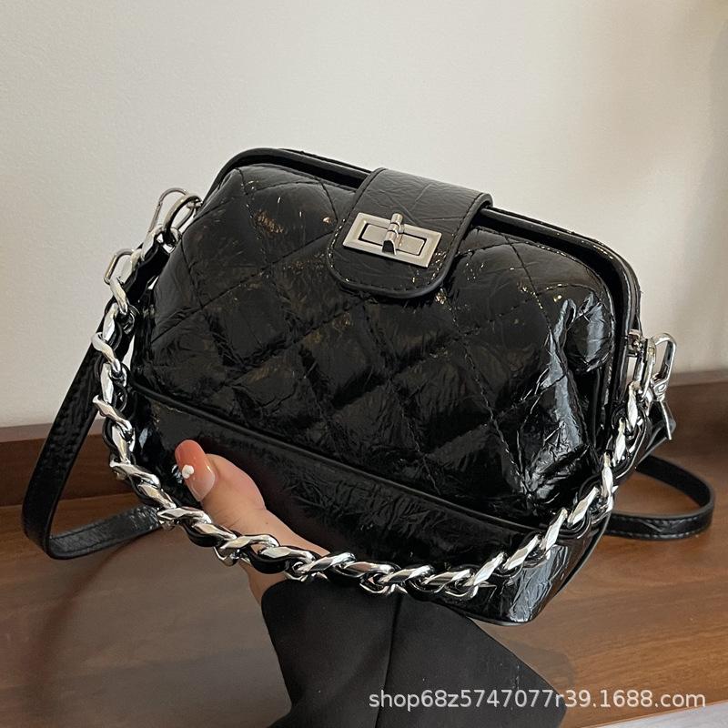 Bag Women's 2025 New Fashion Simple Casual Versatile Rhombus Hand Carry Chain One Shoulder Crossbody Clip Shell Bag