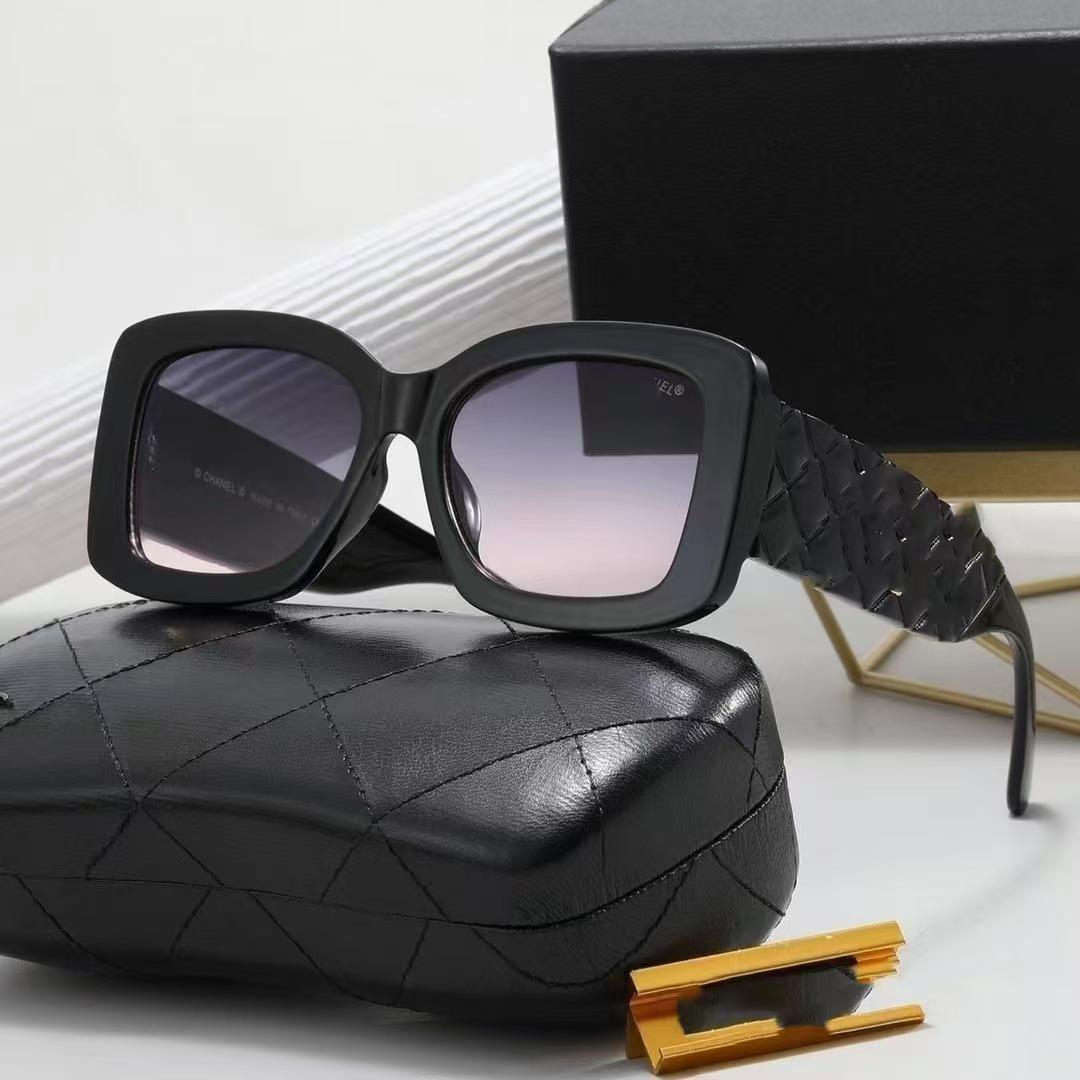 

Unisex Gradient Square Sunglasses with UV Protection – Trendy European & American Style 52-18-142
