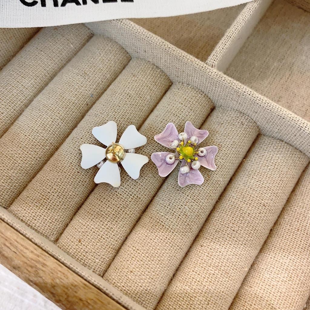 French Luxury Stud Earrings with Silver Needle and Inlaid Diamond Flower Design