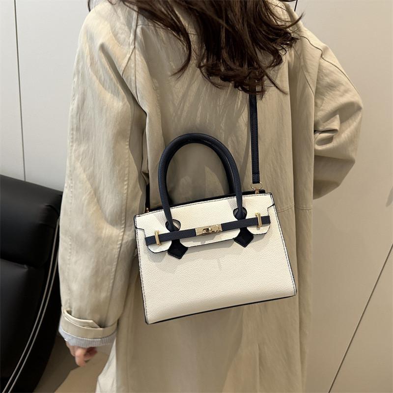 Womens Large Capacity Shoulder Bag With Detail And Inner Phone Pocket For Street Style
