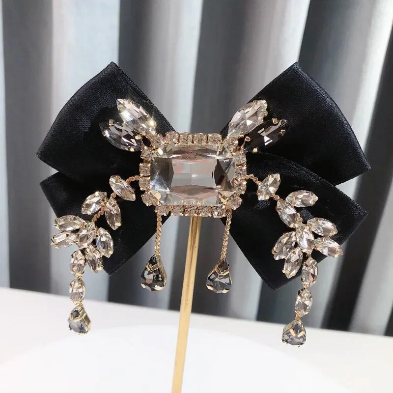 Vintage British Style Bowknot Brooch for Women - Rhinestone & Tassel Bow Tie Collar Pin - Elegant Fabric Flower Shirt Jewelry чёрный