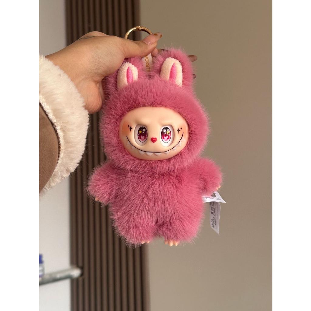 Jucăriile de pluș labubu, o versiune chineză la modă și inovatoare cu ochi de stea, ochi în formă de inimă și ochi care creează bogăție, sunt fabricate din material vinil