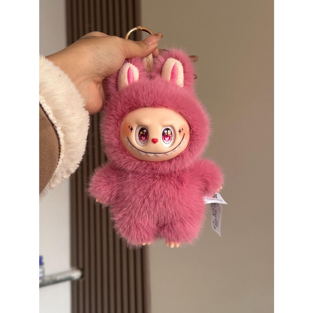 

Плюшевые игрушки Лабубу, модная и инновационная китайская версия с глазами-звездочками, глазами в форме сердца и глазами, создающими богатство, сделаны из виниловой ткани.