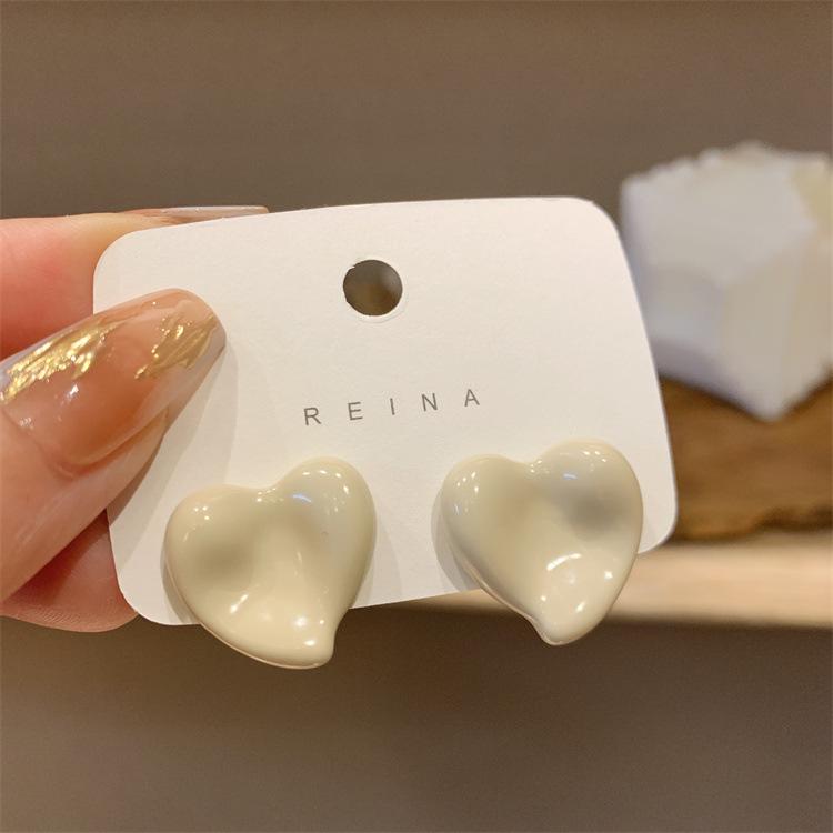 Niche design sense simple love stud earrings women's new s111 silver needle simple and gentle peach heart earrings versatile earrings