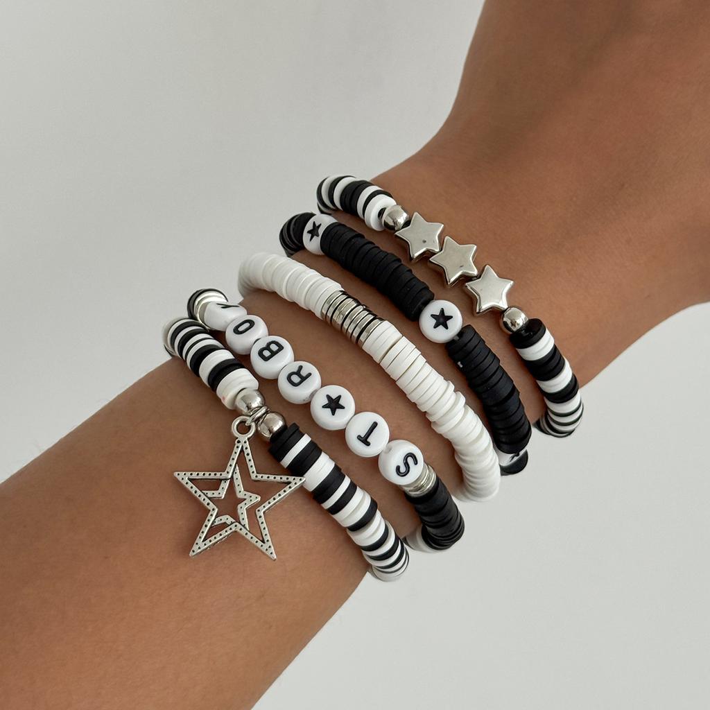 Personalisierte CCB-Buchstaben Weichkeramik Elastisches Armband Set, Kreativer Fünfzackiger Stern Anhänger Gestapelte Armbänder