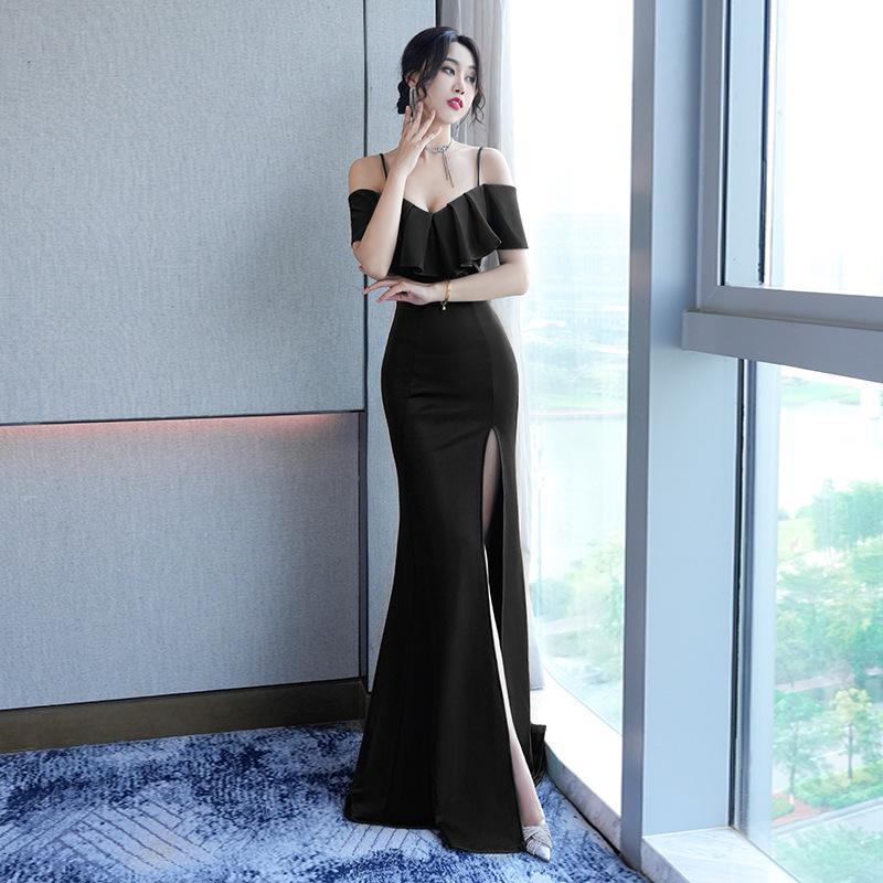 Elegantes schulterfreies Rüschenärmelkleid mit Spaghettiträgern und hohem Schlitz