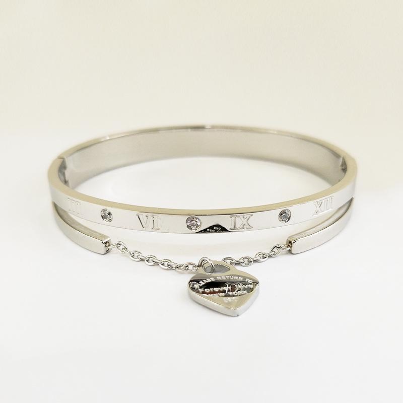 European & American Heart Chain Bracelet: Stainless Steel, Titanium, Unisex, Three Colors Available.