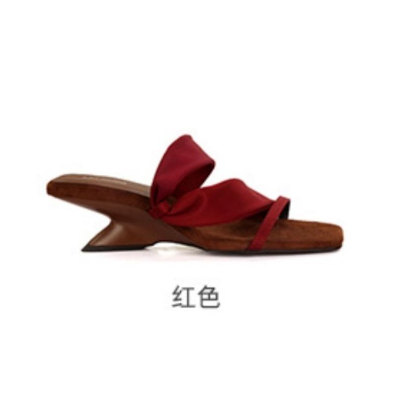 Sheepskin Version~ Thick-soled Square Head with Cool Slippers, Women Wear Retro Temperament with Skirts, Sandals, and Two Slippers.