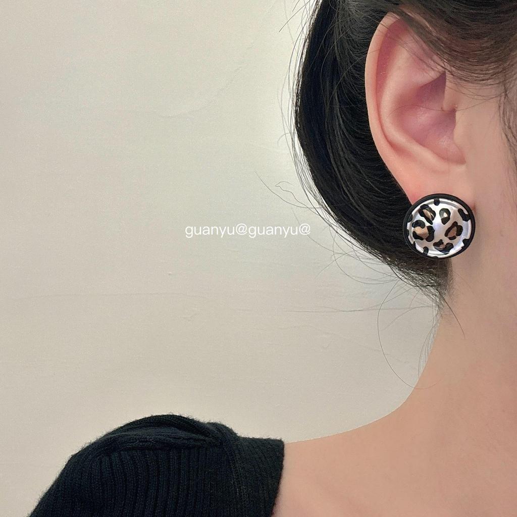Silver Leopard Print Round Stud Earrings: Stylish and Versatile Autumn/Winter Fashion Accessory for Women.