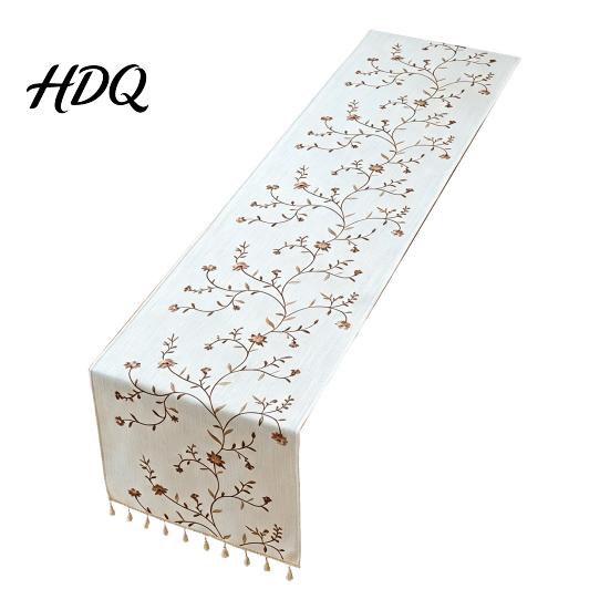 High Quality Embroidered Table Linen Floral Runner Elegant Dining Cover White Rustic Scratch Resistant Runner with Tassels for Home Wedding