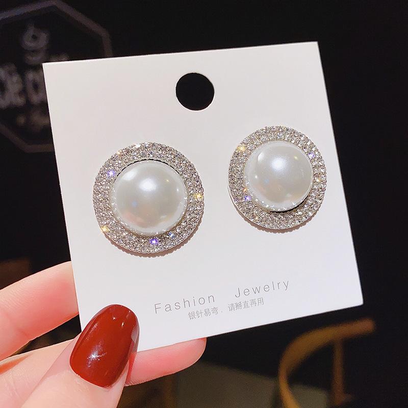 French elegance, high-end pearl super fairy stud earrings, personalized design, niche temperament, versatile and sweet earrings.