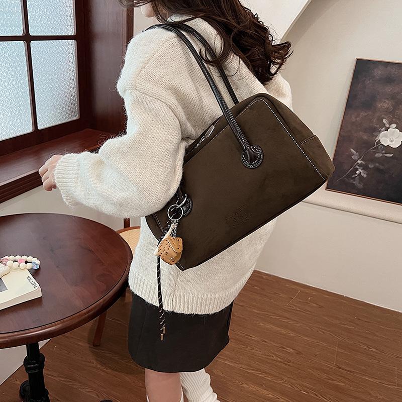 This year's popular bag women's large-capacity 2025 new autumn and winter retro matte shoulder bag commuter pillow bag