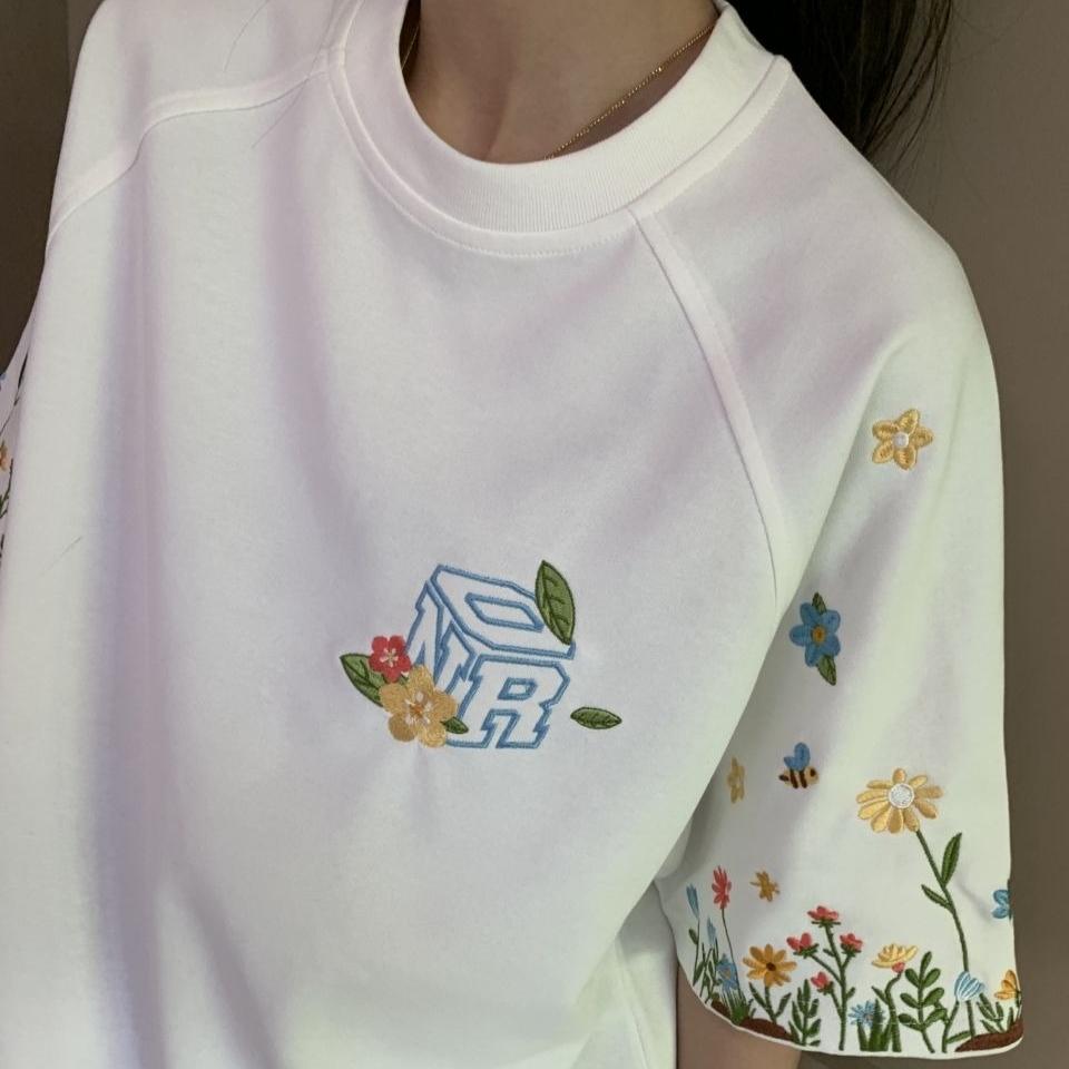 

Корейские женские футболки с коротким рукавом, повседневные, с вышитыми большими цветами, женские футболки, модные женские хлопковые футболки, белые топы y2k M