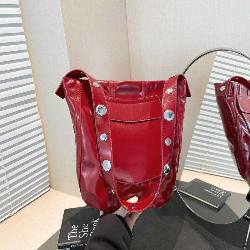 

Niche design high sense 2025 new fashion versatile simple shoulder oblique span bag literary style women s bag красный