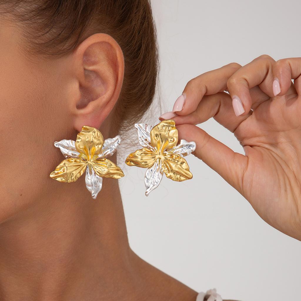 Boucles d'oreilles Puce Fleur Plissée en Métal Style Mode Conception Trois-Dimensionnelle Pétale Boucles d'Oreilles