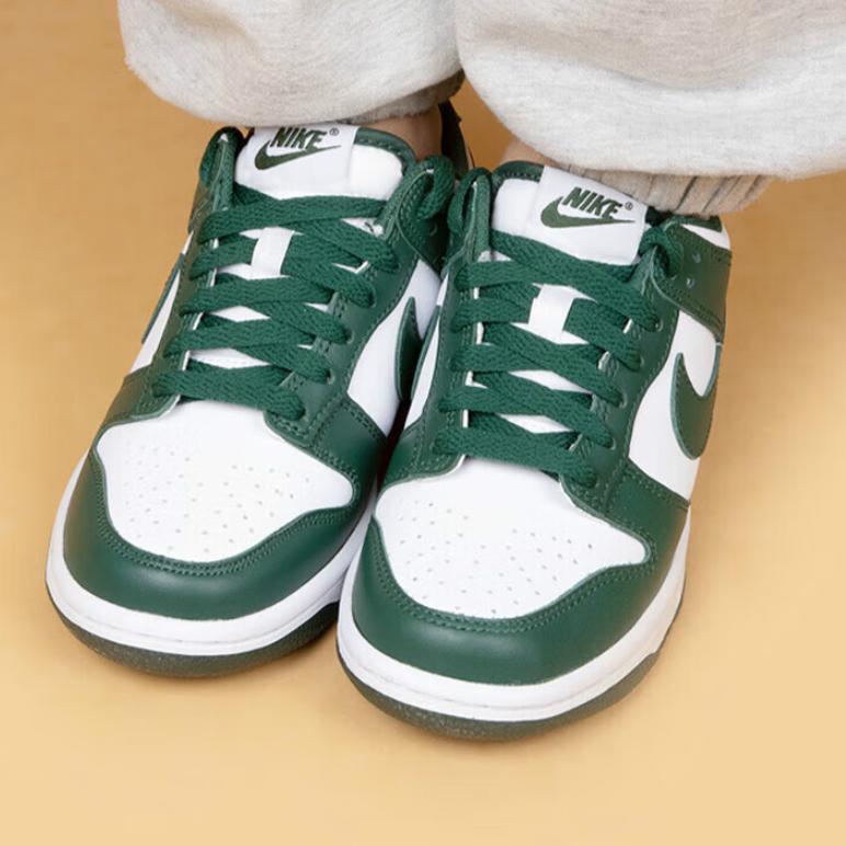 Nike Dunk Low GS Michigan State Kinder-Sneaker Weiß Team-Grün Total-Orange CW1590-102