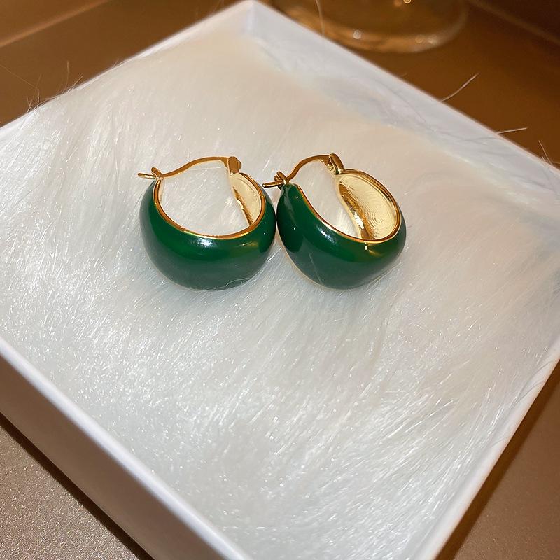 Boucles d'oreilles de luxe tendance 2024 accrocheuses pour femmes: Boucles d'oreilles à clous tendance et polyvalentes pour l'automne et l'hiver
