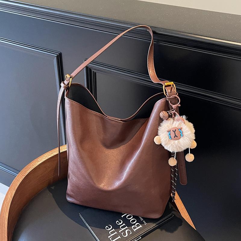 

Сумка большой вместимости женская осенне-зимняя ретро новая простая и универсальная на одно плечо кроссбоди сумка для мамы и ребенка дамская сумочка темно-коричневого