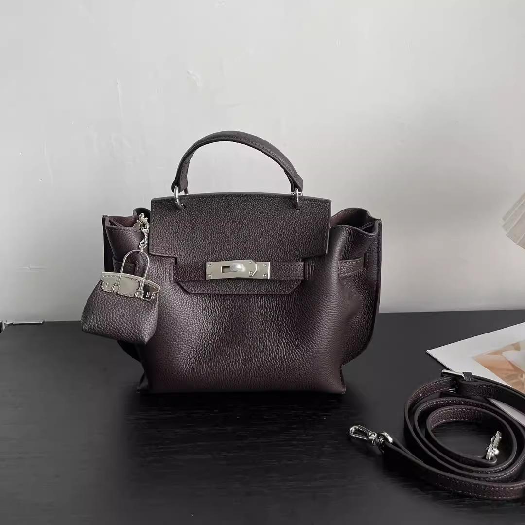 

Верхний слой коровьей кожи 2025 Новый стиль Женские односекционные сумки * Включая высококачественную кожу Большая вместимость Простой дизайн 27x10x17cm кофейный