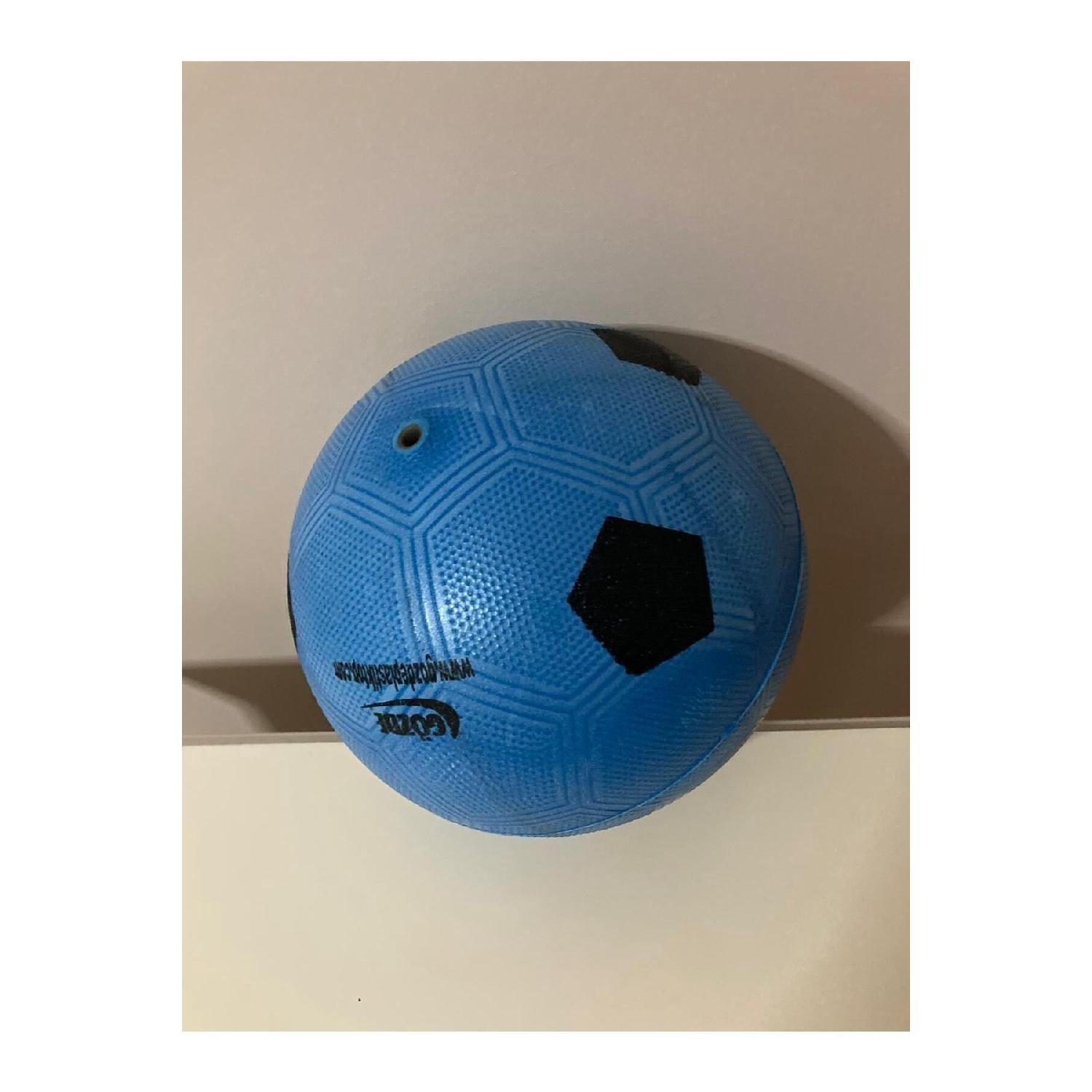 

Пластиковый футбольный мяч синий