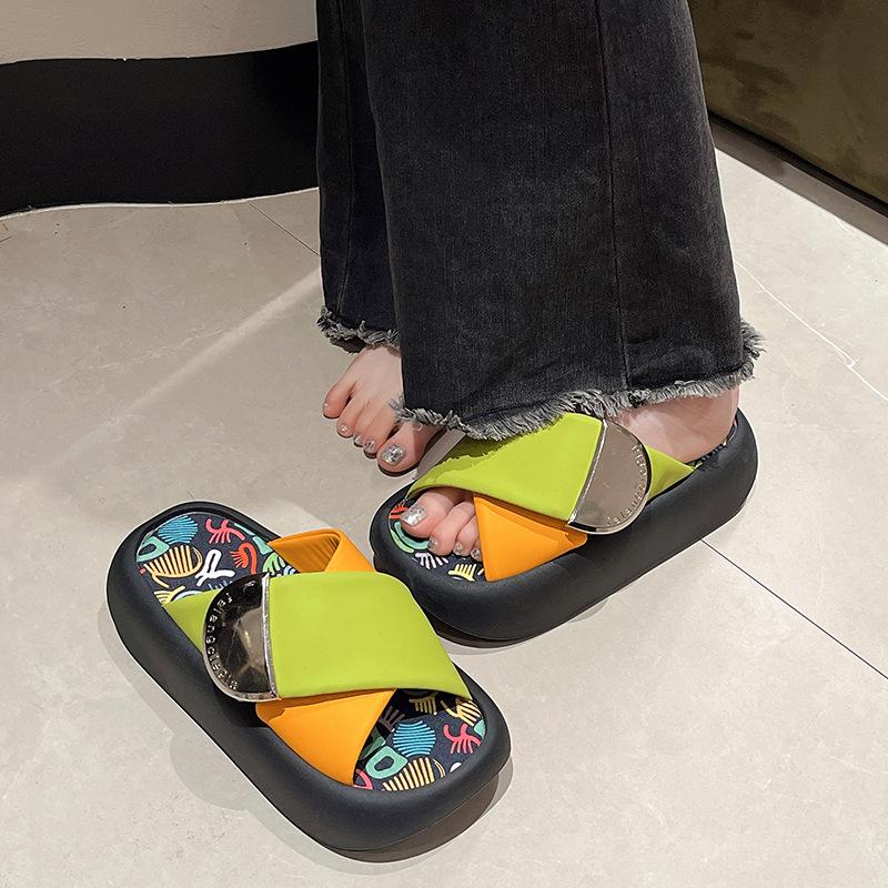Internet Celebrity Graffiti Slippers Women Summer Wear 2024 New Niche Fashion Muffin Thick Bottom Out Beach Cool Slippers