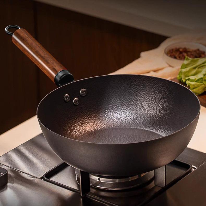 Żelazny garnek z płaskim dnem i wzorem młotkowanym, powłoka domowa, staromodny garnek nieprzywierający, kuta patelnia do smażenia stir-fry, patelnia do smażenia stir-fry, kuchenka indukcyjna, kuchenka gazowa