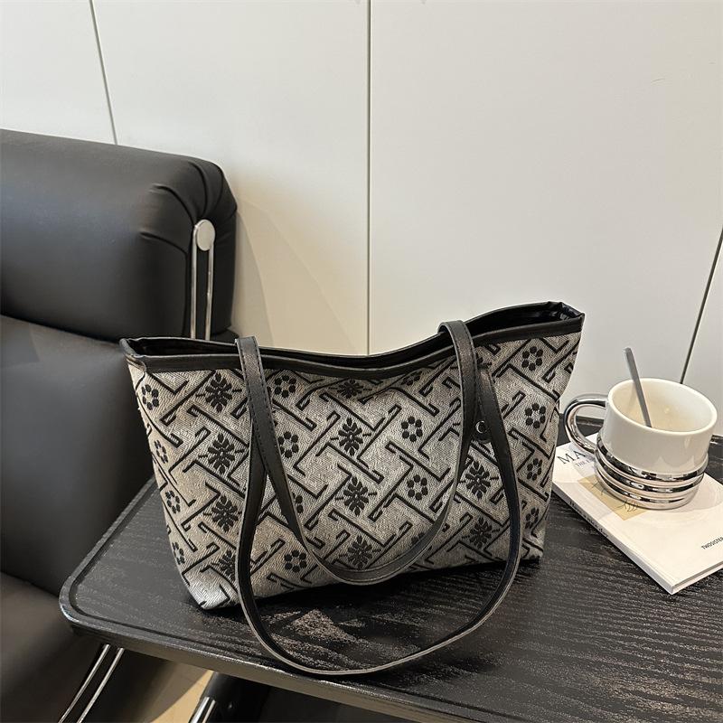 

Сумка большой вместимости женская летняя универсальная новая повседневная на плечо премиальной текстуры сумка-тоут для поездок чёрный