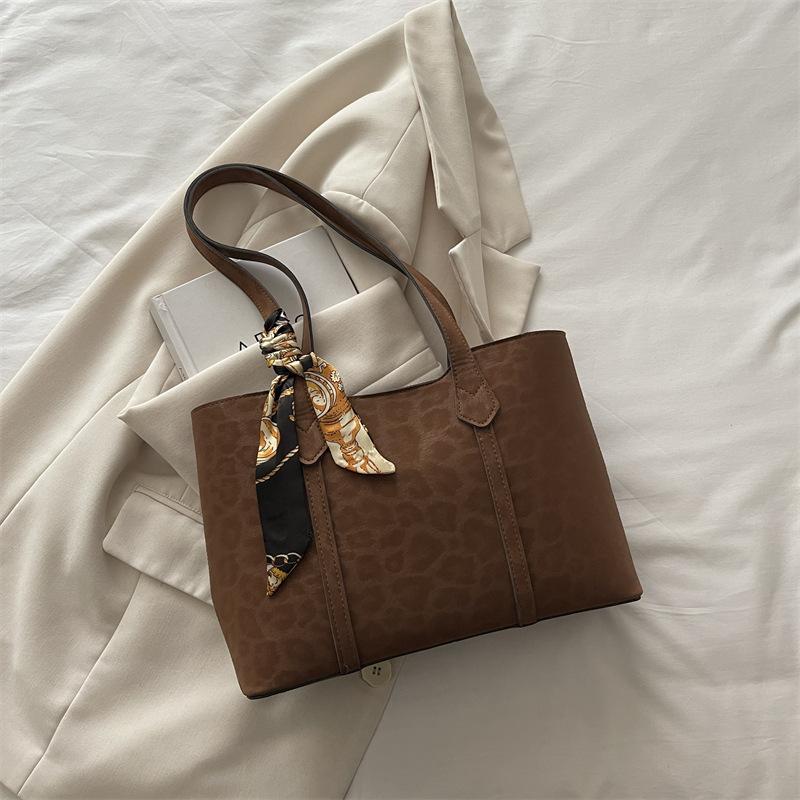 

Autumn and winter new retro commuter to work versatile shoulder bag feeling tote bag versatile senior feeling shoulder bag women коричневый
