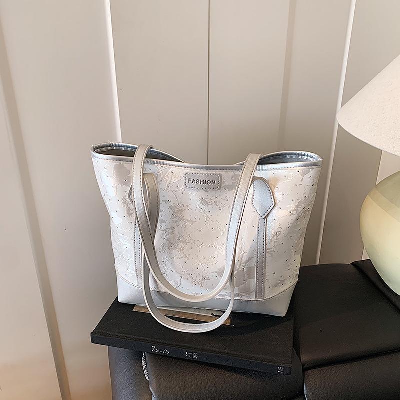 

Embroidered canvas bag women s large capacity 2025 new summer versatile shoulder bag casual college student class tote bag срібний