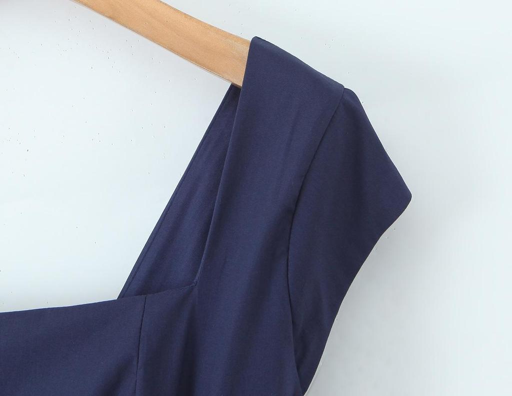 Elegantes quadratisch ausgeschnittenes Midi-Kleid im französischen Stil mit Bindegürtel