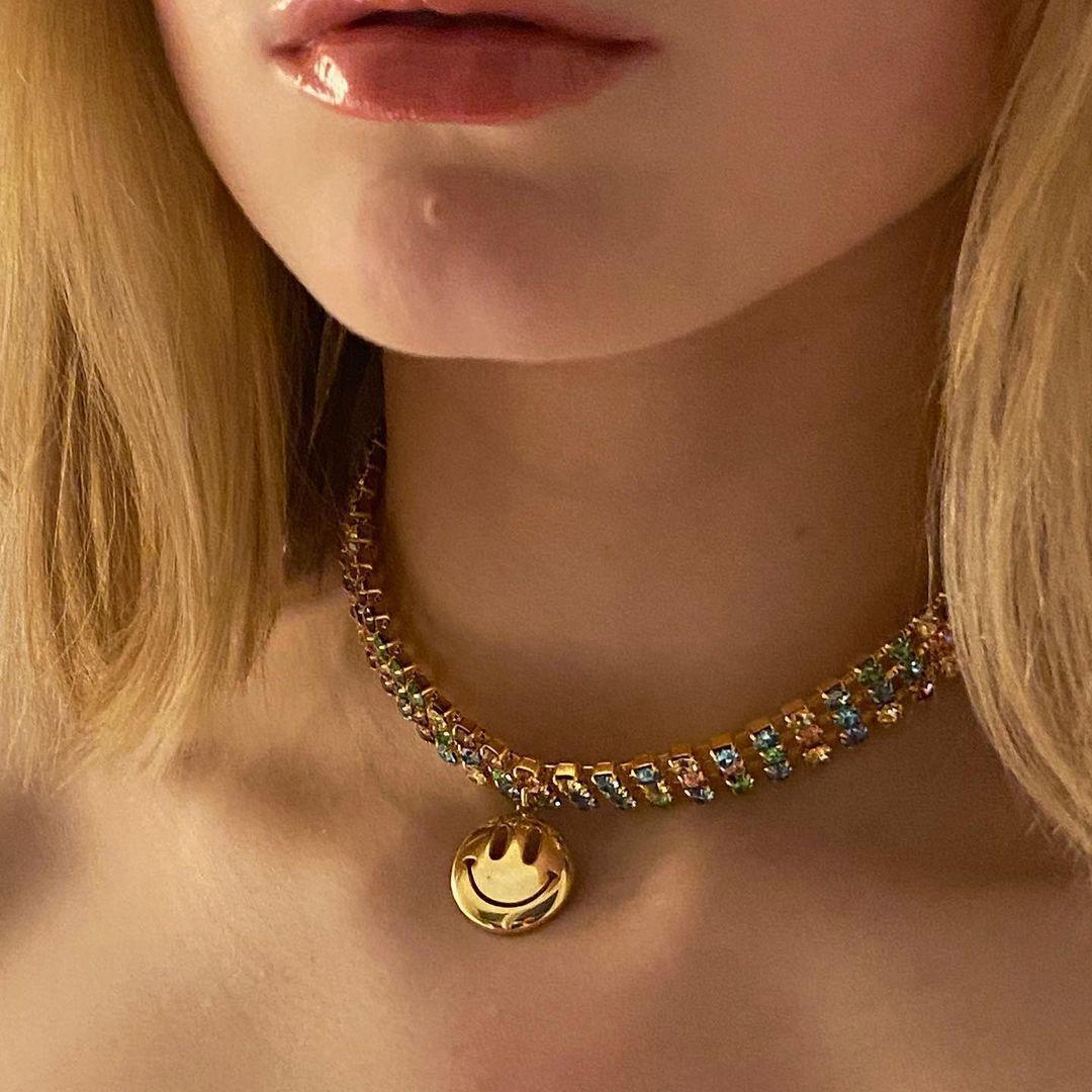 

Европейские и американские модные блоггеры имеют одинаковое цветное золотое ожерелье со смайликом и европейскую нишевую модную цепочку на ключицу