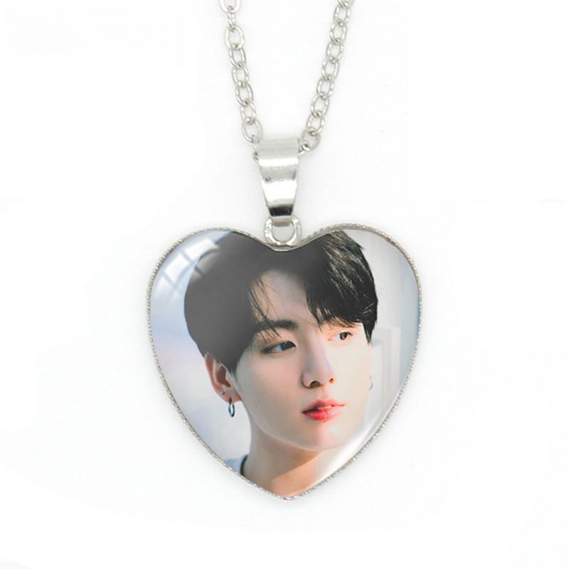 Collana con Ciondolo a Cuore BTS, Collana con Cabochon in Vetro Foto di Gruppo Uniforme Scolastica Bangtan Boys, Gioiello Regalo per Fan Kpop ARMY