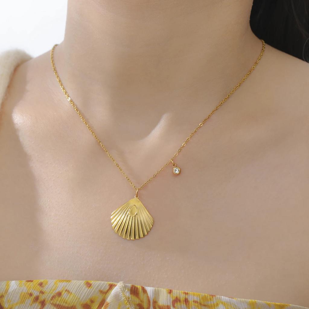 Cazador Stainless Steel Sea Shell Starfish Pendant Necklace for Women Gold Plated Chain Summer Jewelry Vacation Beach Gift