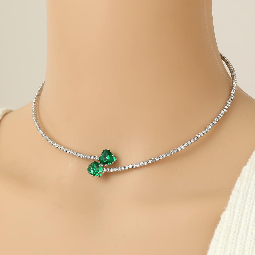 Stylish Luxurious And Heart Shaped Water Drop Necklace Designed For Women With A Unique Pearl Chain And Elegant Zirconia Embelli